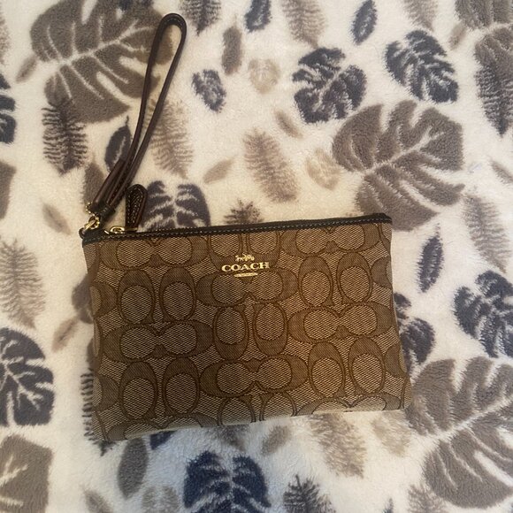 Coach Boxed Small Wristlet In Signature Jacquard NWB - Picture 2 of 8